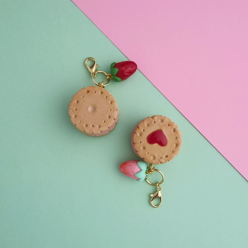❤️ Strawberry Sandwich Cookie Charm - Image 2